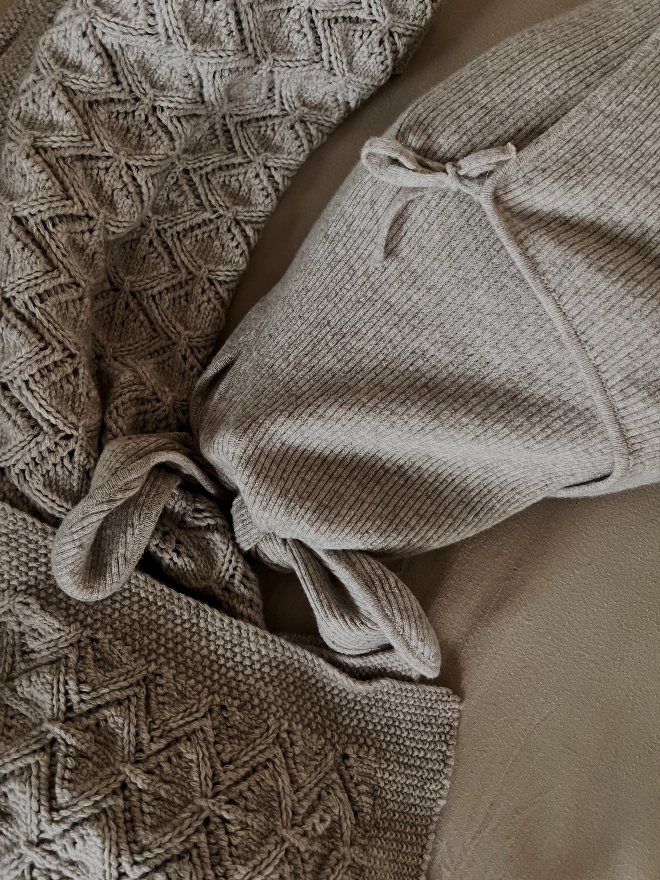 Hazel Knyttet Babypysj - Beige Melange