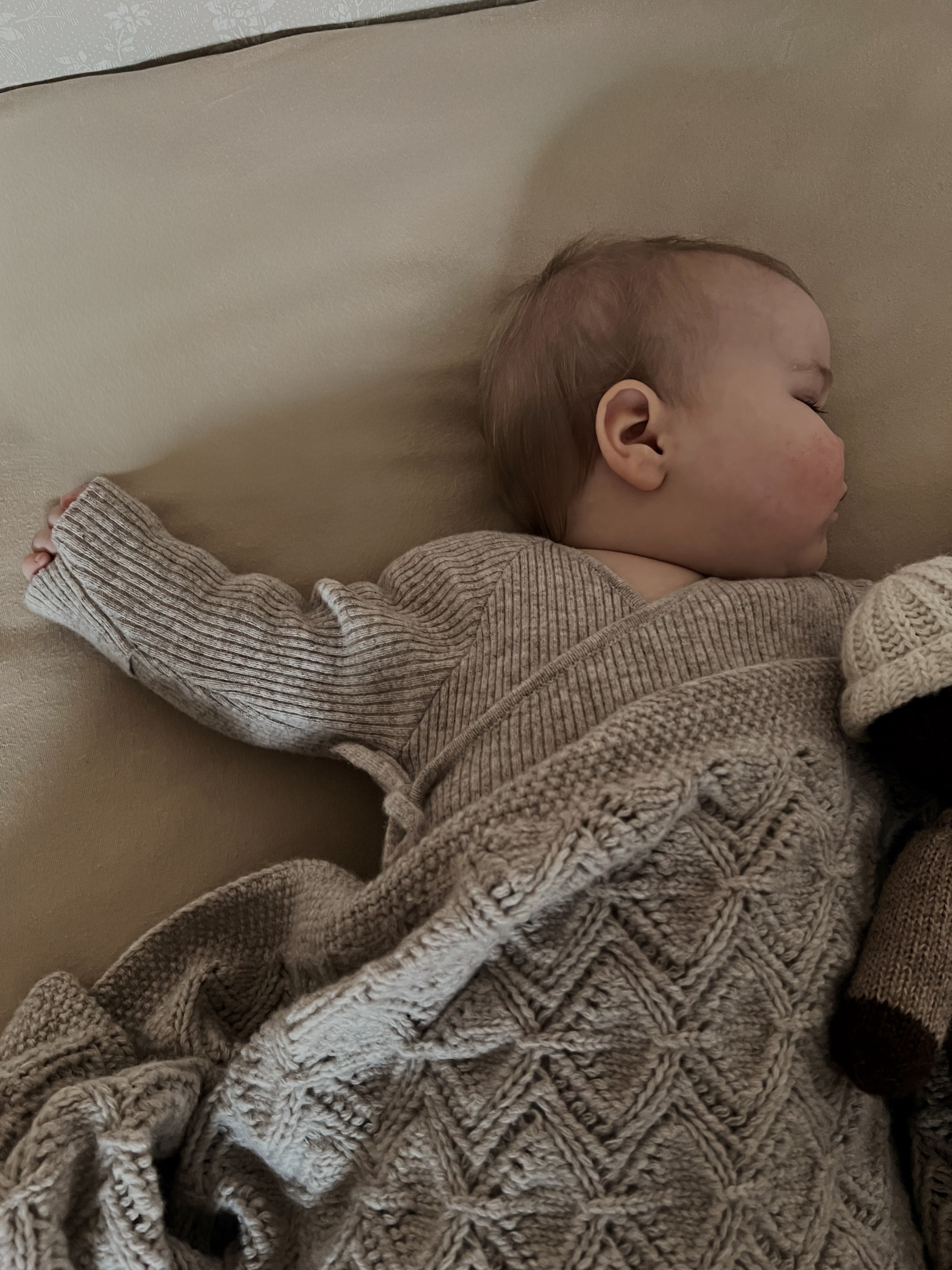 Flora Strikket ullteppe - Beige Melange